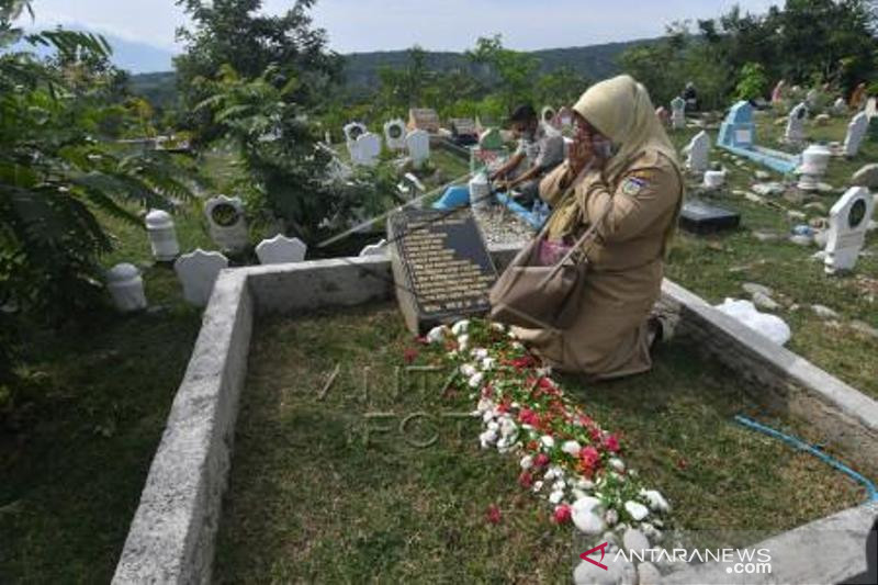 Ziarah Makam Massal Korban Gempa Dan Tsunami Palu