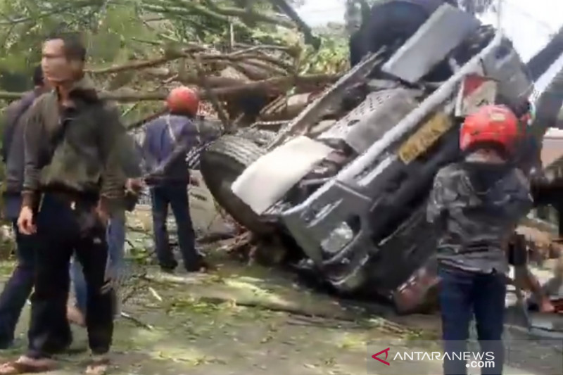 Evakuasi truk terguling di Nagreg Bandung butuh delapan jam
