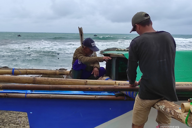 Nelayan pantai selatan Cianjur mulai melaut meski hasilnya minim