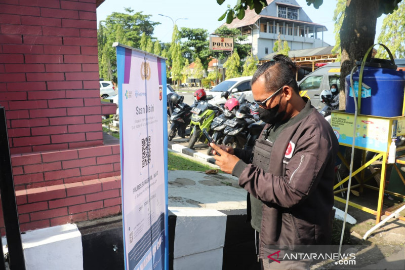 Masuk Mapolres Sukabumi tamu wajib pindai aplikasi PeduliLindungi