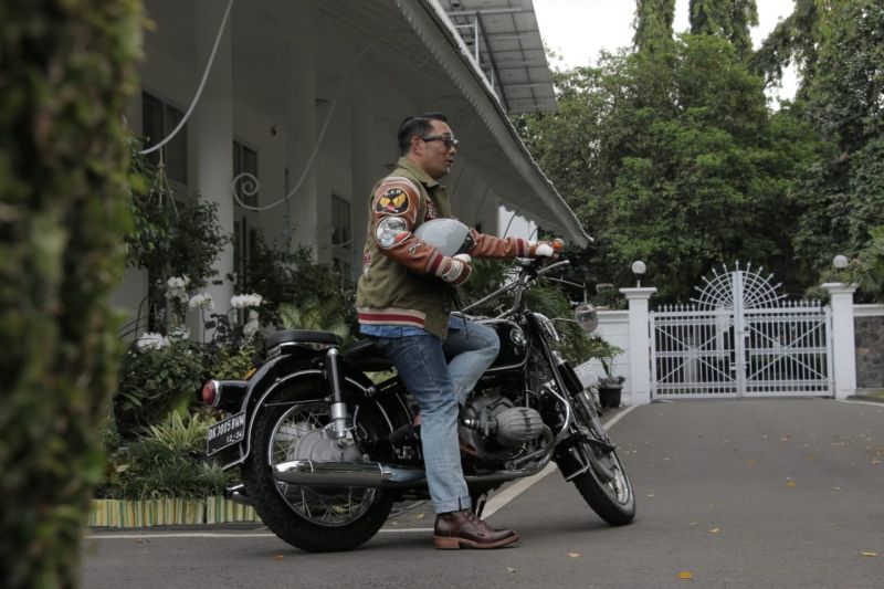 Ridwan Kamil desain celana jeans dari limbah botol plastik