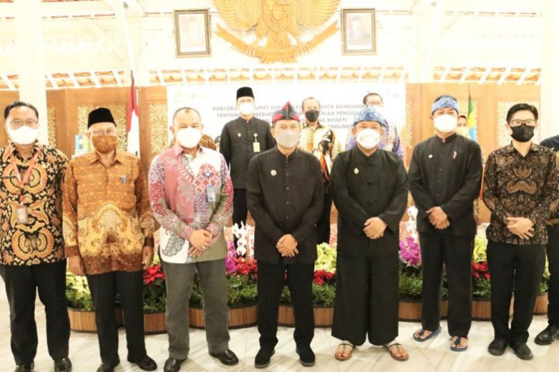 TASPEN serahkan Tabungan Hari Tua kepada ASN purna bhakti Kota Bandung