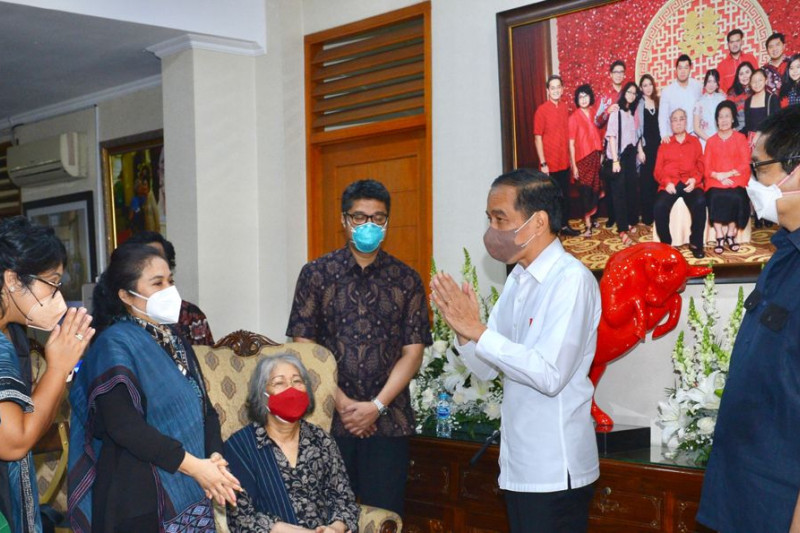 Presiden Jokowi melayat ke rumah duka mendiang Sabam Sirait