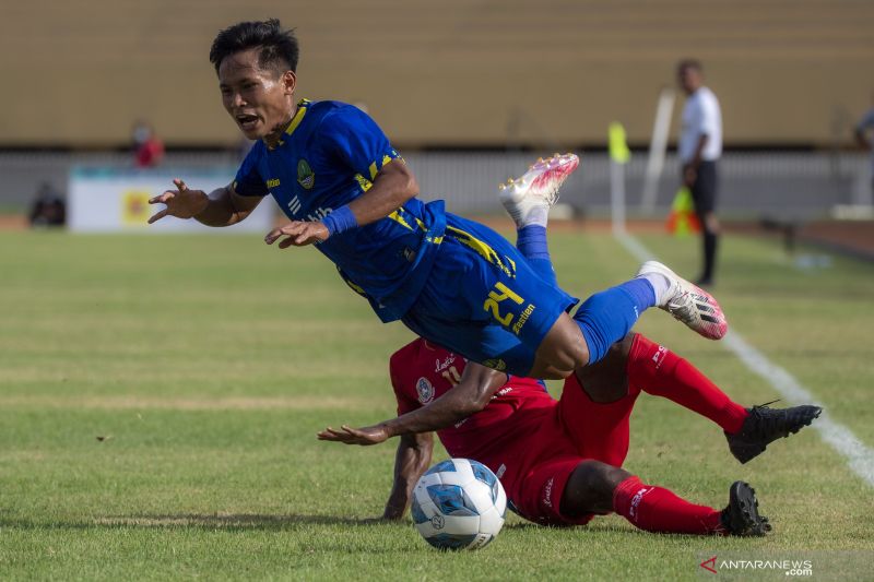 Tim sepak bola putra Jawa Barat berjibaku atasi sepuluh pemain NTT