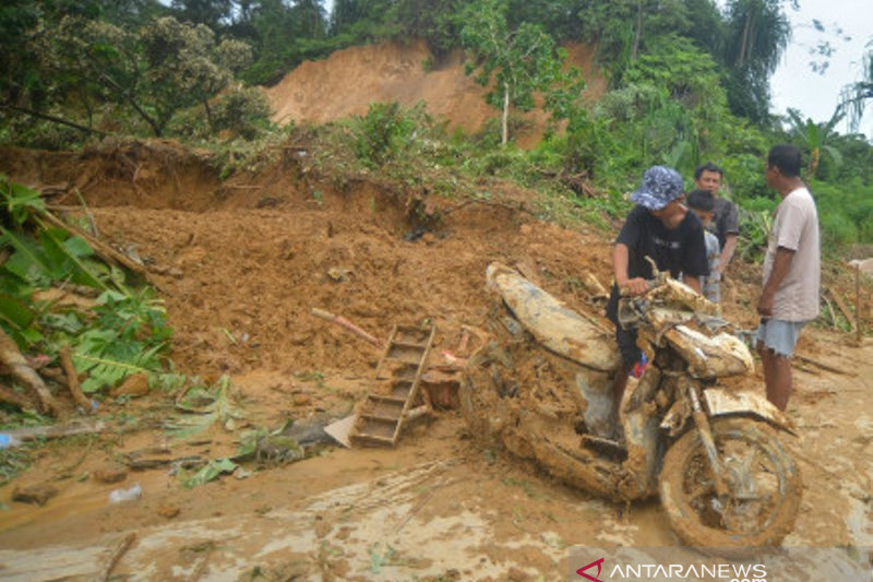 Longsor Timbun Rumah Di Padangpariaman