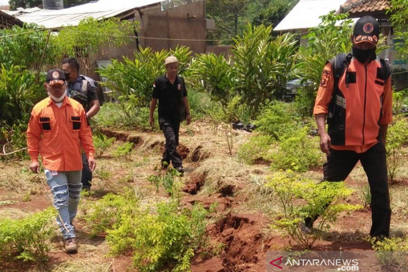 Belasan rumah warga di Cianjur terancam ambruk akibat longsor pada tebingnya