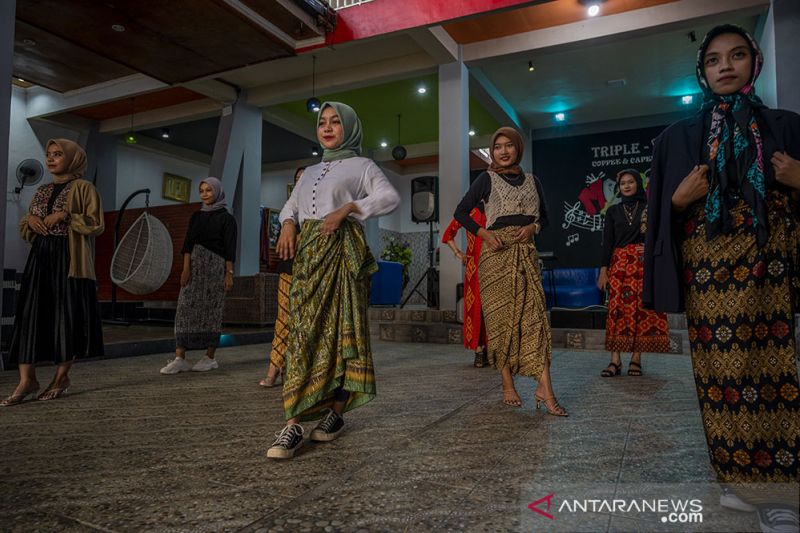 Peragaan Busana Batik Kontemporer di Palu