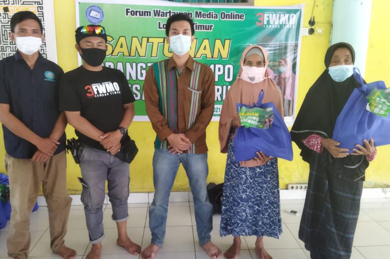 HUT ke-3, FWMO Lotim santuni puluhan jompo di Desa Jerowaru