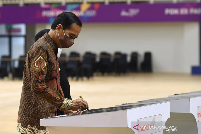 Presiden Jokowi Batik Bagian Gaya Hidup Indonesia Yang Mendunia Antara News Bangka Belitung<script async src=