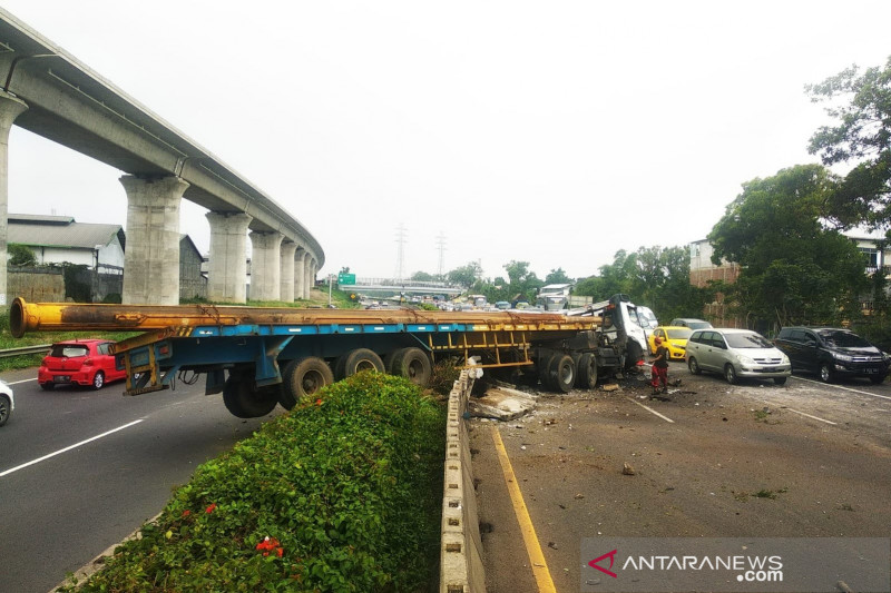 Truk trailer kecelakaan masuk jalur berlawanan arah di Tol Purbaleunyi