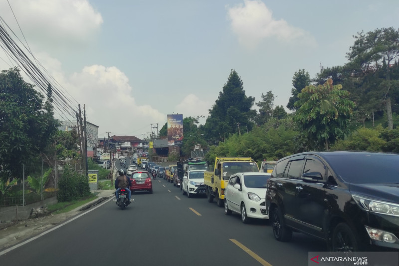 Jalur Puncak-Cianjur padat laju kendaraan tersendat