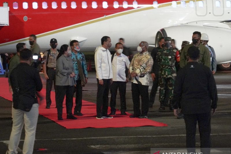 Presiden Jokowi tanam jagung dan tinjau vaksinasi di Sorong