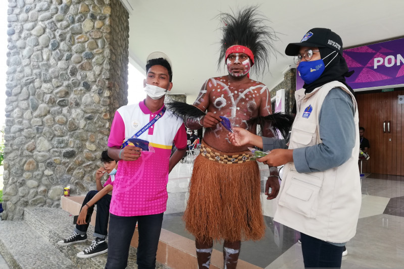Health Protocol Task Force distributes 2,000 masks in Mimika arenas
