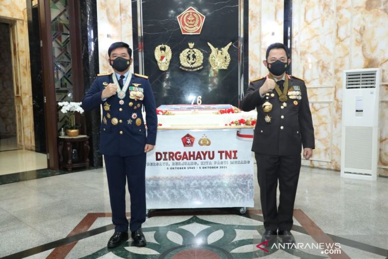 Panglima TNI terima kejutan dari Kapolri pada HUT Ke-76 TNI