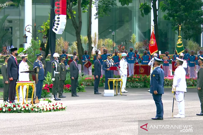 Presiden Jokowi anugerahkan tanda kehormatan kepada tiga prajurit TNI