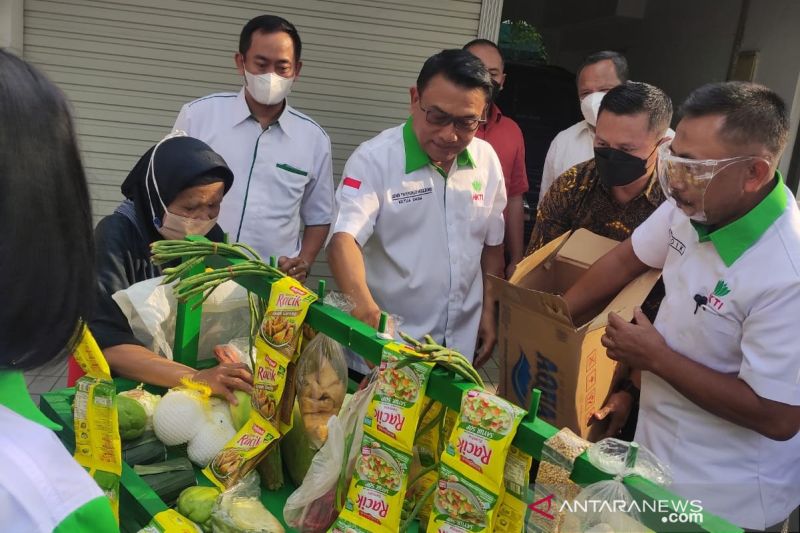 Ketua HKTI wujudkan mimpi Sudarsih dengan beri gerobak