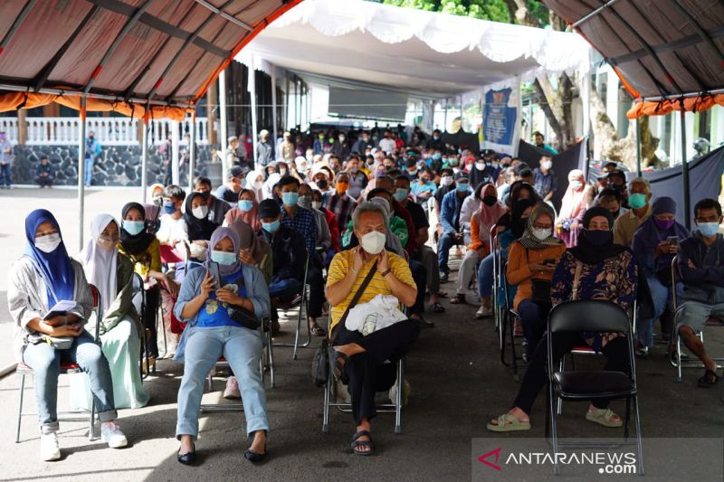 Garut targetkan capaian vaksinasi 50 persen agar masuk PPKM Level 2