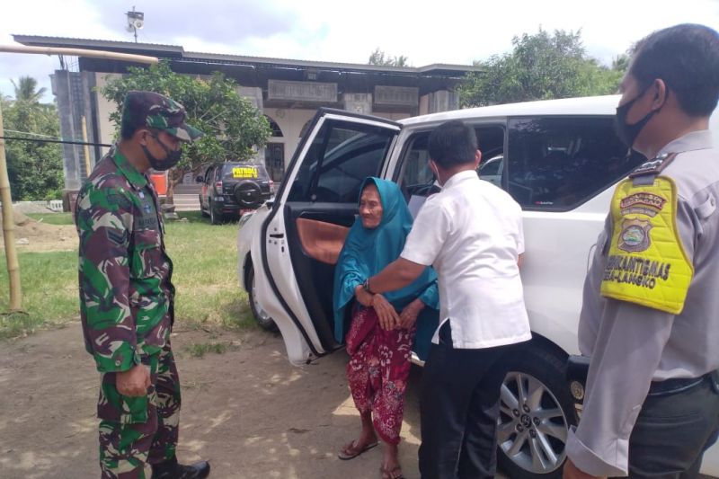 Tingkatkan target vaksinasi, Forkopimcam Lingsar antar jemput warga