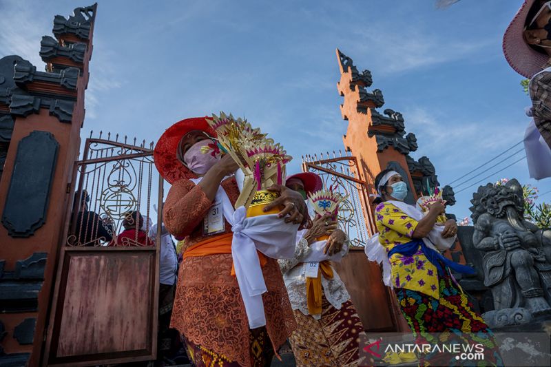 Prosesi Upacara Ngaben Ngerit di Palu