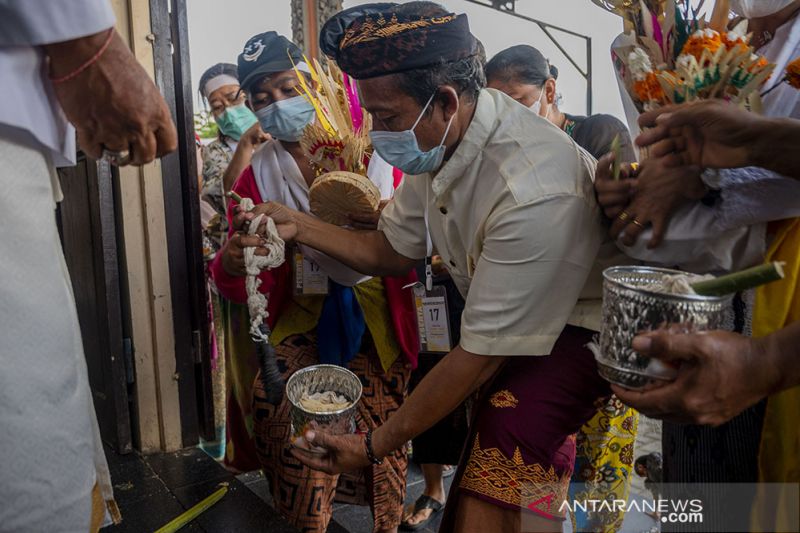 Prosesi Upacara Ngaben Ngerit di Palu