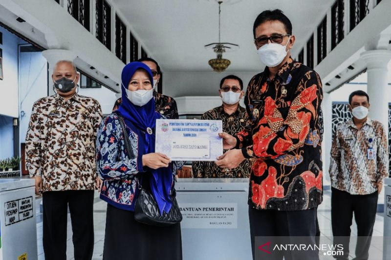 Kelompok usaha perikanan di Ciamis terima bantuan mesin pembeku