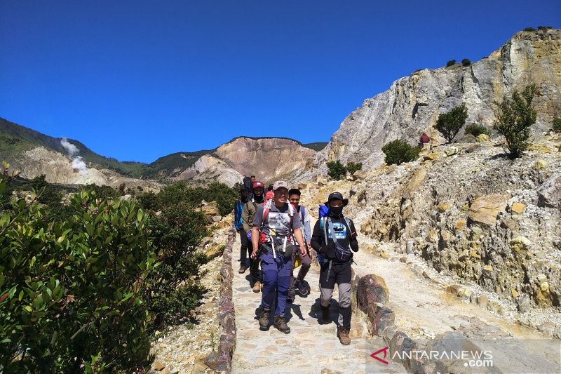 Wisata pendakian gunung di Garut ditutup sementara akibat PPKM Level 3