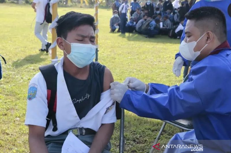 KSOP Patimban dan TNI AL gelar vaksinasi pelajar di atas kapal perang