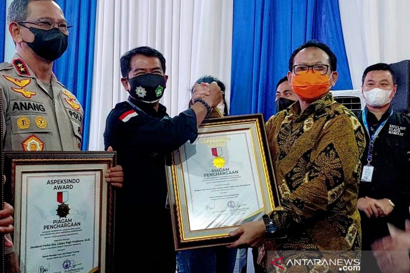 Gubernur Raih Penghargaan Kategori Tokoh Penjaga Pulau Perbatasan