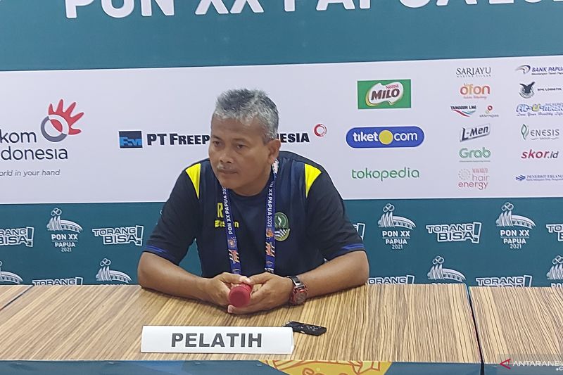 Pelatih Jabar sebut timnya kalah angin pada babak kedua lawan Papua.