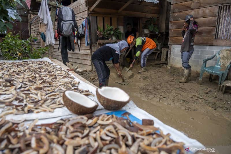 Rumah Rusak Diterjang Banjir Bandang di Sigi