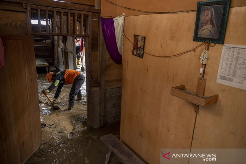 Rumah Rusak Diterjang Banjir Bandang di Sigi