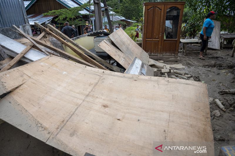 Rumah Rusak Diterjang Banjir Bandang di Sigi