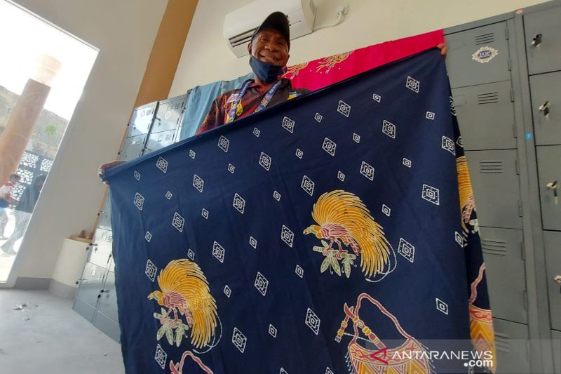 Port Numbay batik carries message of peace from Papuan mothers