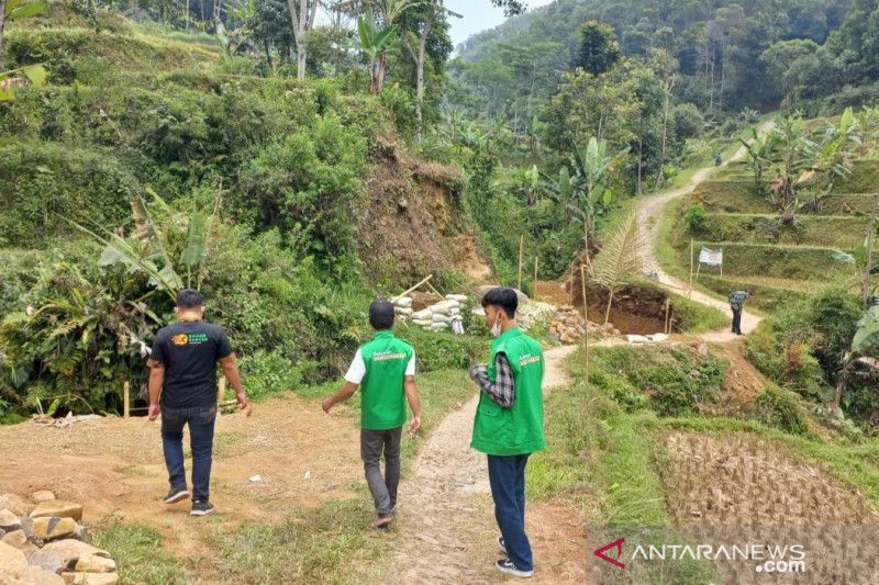 Pemkab Bogor bangun jalan di Gunung Menir