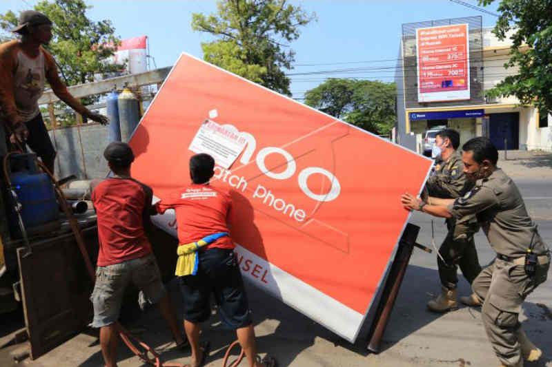 Tidak bayar pajak, Satpol PP Indramayu turunkan 165 reklame