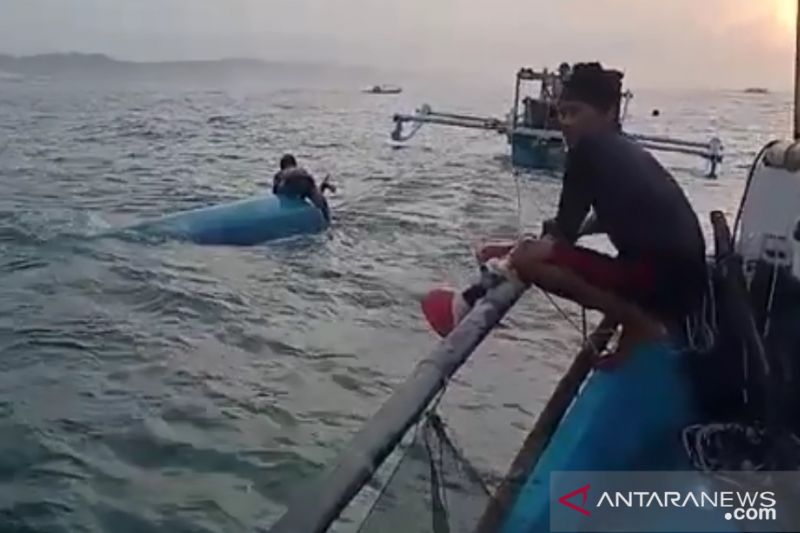 Perahu nelayan asal Sukabumi terbalik di perairan Karangpotong Cianjur