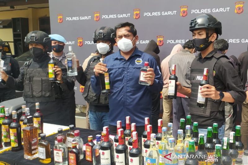 Polisi ungkap bungker penyimpanan minuman keras ilegal di Garut