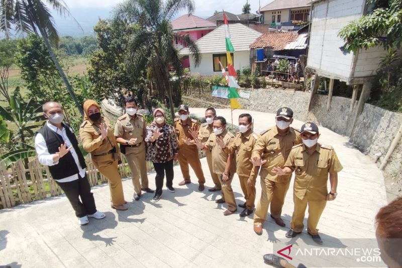 Bupati Bogor resmikan hasil betonisasi jalan desa di Kawasan Puncak