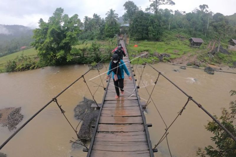 Akses jalan Di Desa Terisolir Merangin, Jambi,