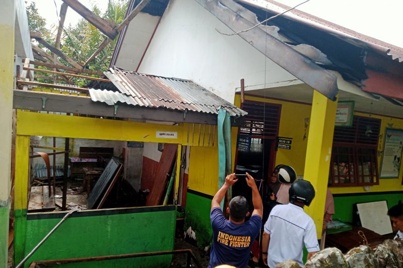 Damkar Pasaman butuh waktu tak lebih lima menit, padamkan kebakaran di SDN 09 Pauh