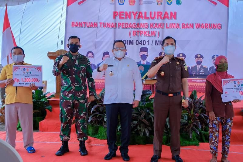 TNI salurkan BLT ke pedagang kaki lima di Musi Banyuasin