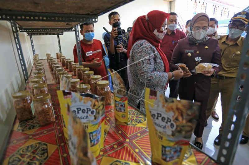 UMKM Indramayu dilatih pasarkan produk tembus pasar modern