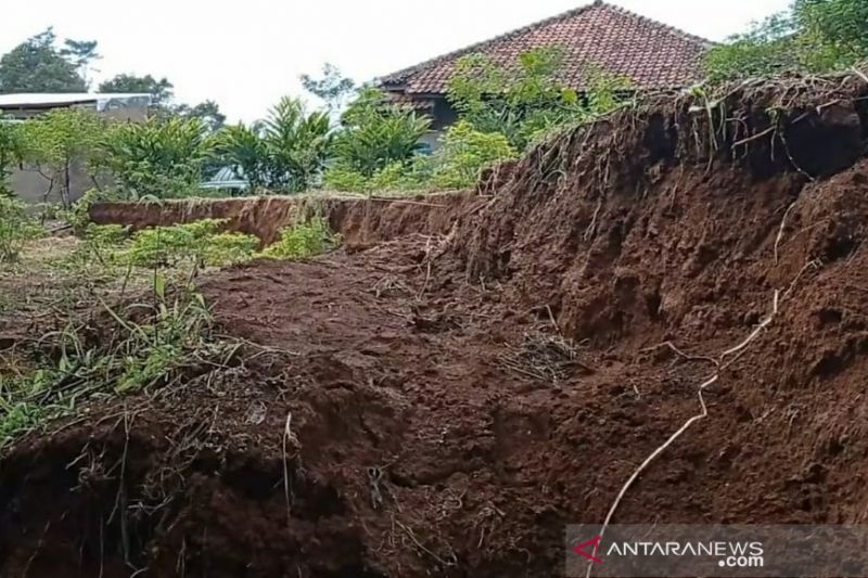 26 dari 32 kecamatan di Cianjur berstatus rawan bencana