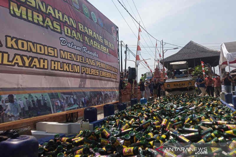 Polres Cirebon Kota musnahkan ribuan botol minuman keras dan obat terlarang