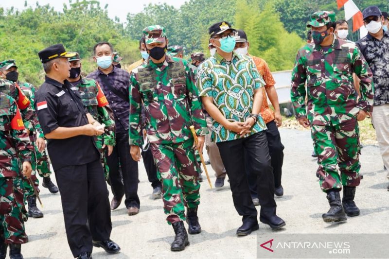 TNI Manunggal Membangun Desa buat jalan raya di Desa Bojong Bogor