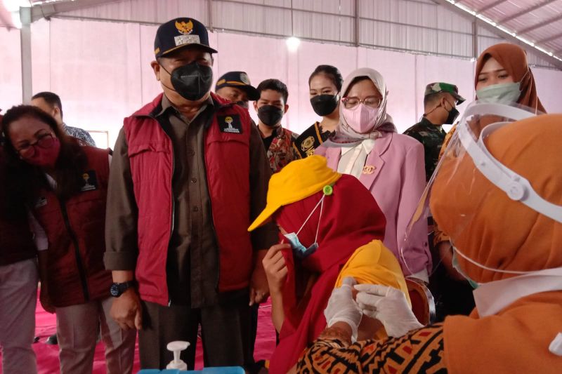 Ratusan buruh linting pabrik rokok di Jatim ikuti vaksinasi berhadiah beras