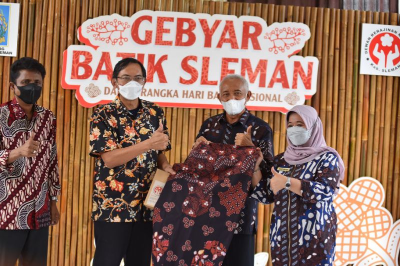 Dekranasda Sleman menggelar "Gebyar Batik Sleman 2021"