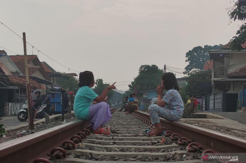 PT KAI Daop Bandung imbau warga tak beraktifitas di rel kereta api