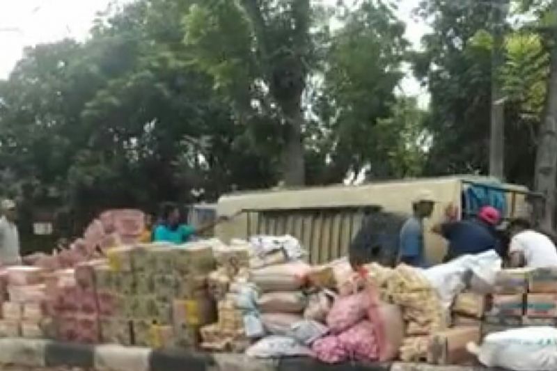 Truk terguling di jalan raya Bypass Batujai Praya
