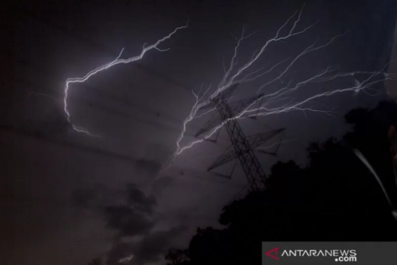 Waspada potensi hujan lebat disertai angin kencang di sejumlah wilayah Indonesia